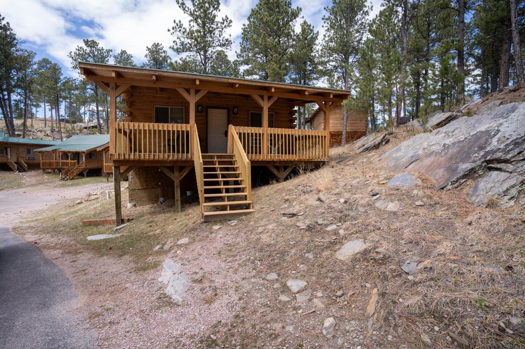 Rock Crest Lodge & Cabins Custer Exteriör bild